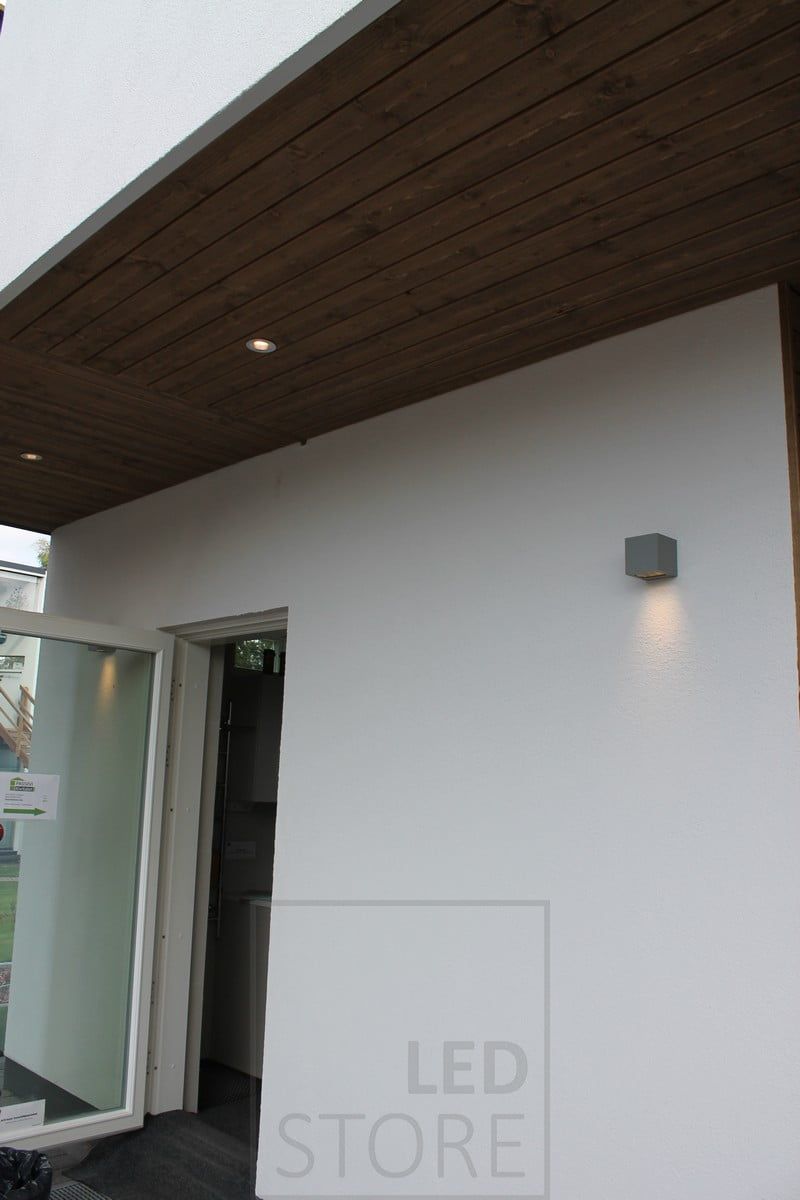 Unidirectional CUBIC wall luminaire for outdoor use.